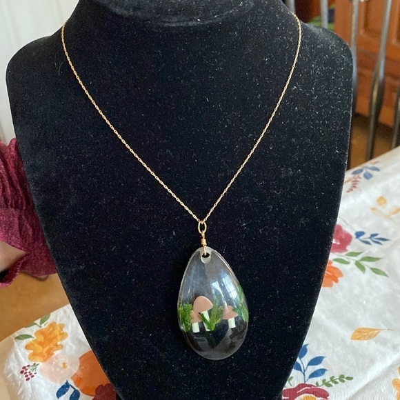 DELICATE gold chain and mushroom resin teardrop pendant statement necklace - Picture 5 of 5